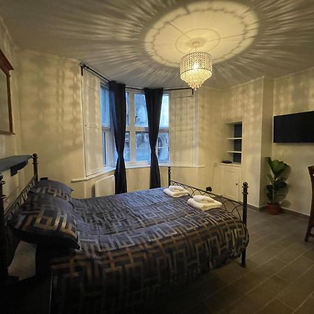 Gated Stunning Period Studio In Vibrant Bristol Eksteriør billede